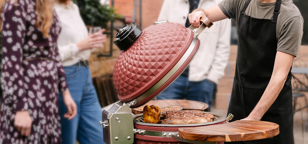 Kamado XL rode oxide halfopen