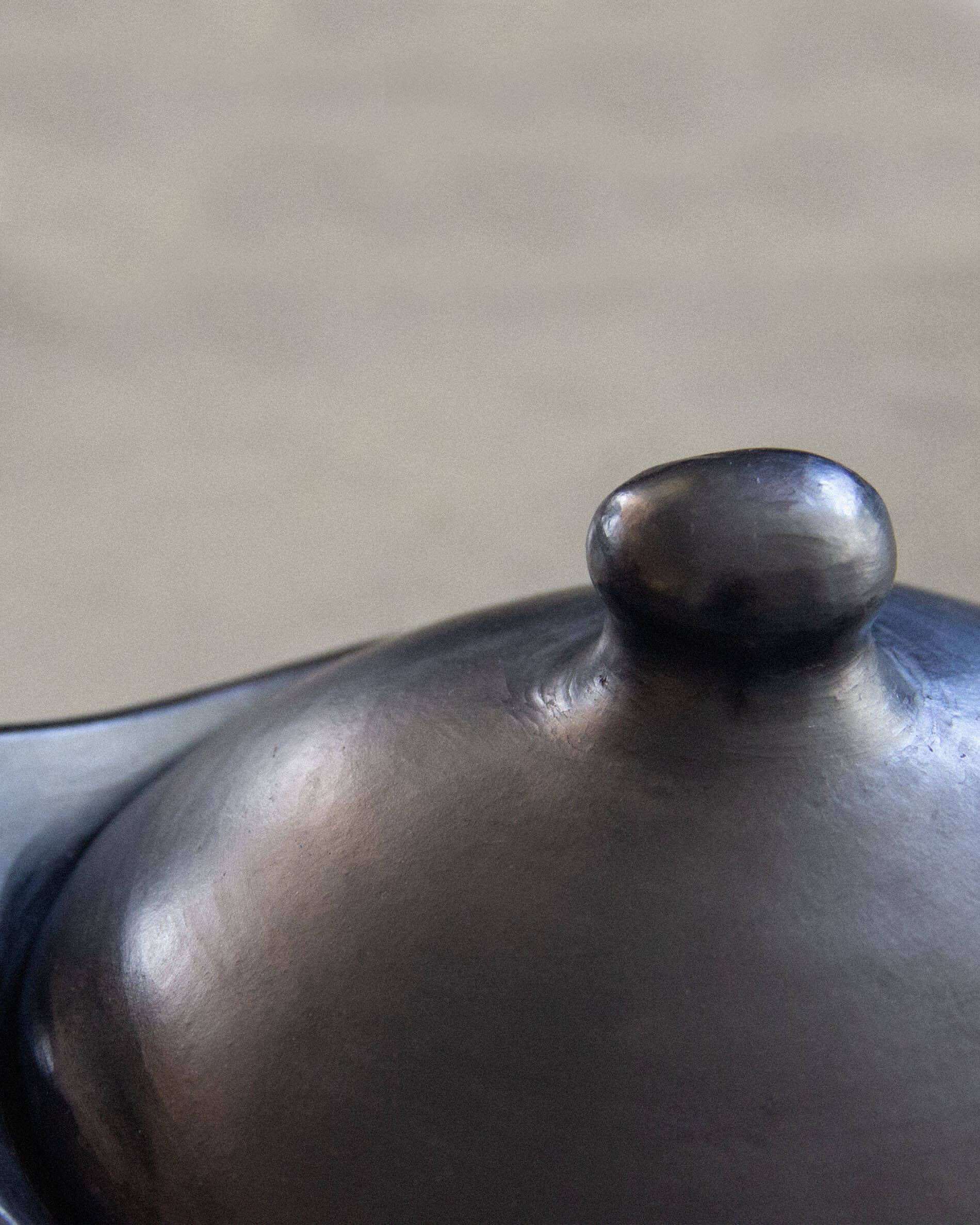 Chamba hoge ronde braadpan in zwarte klei