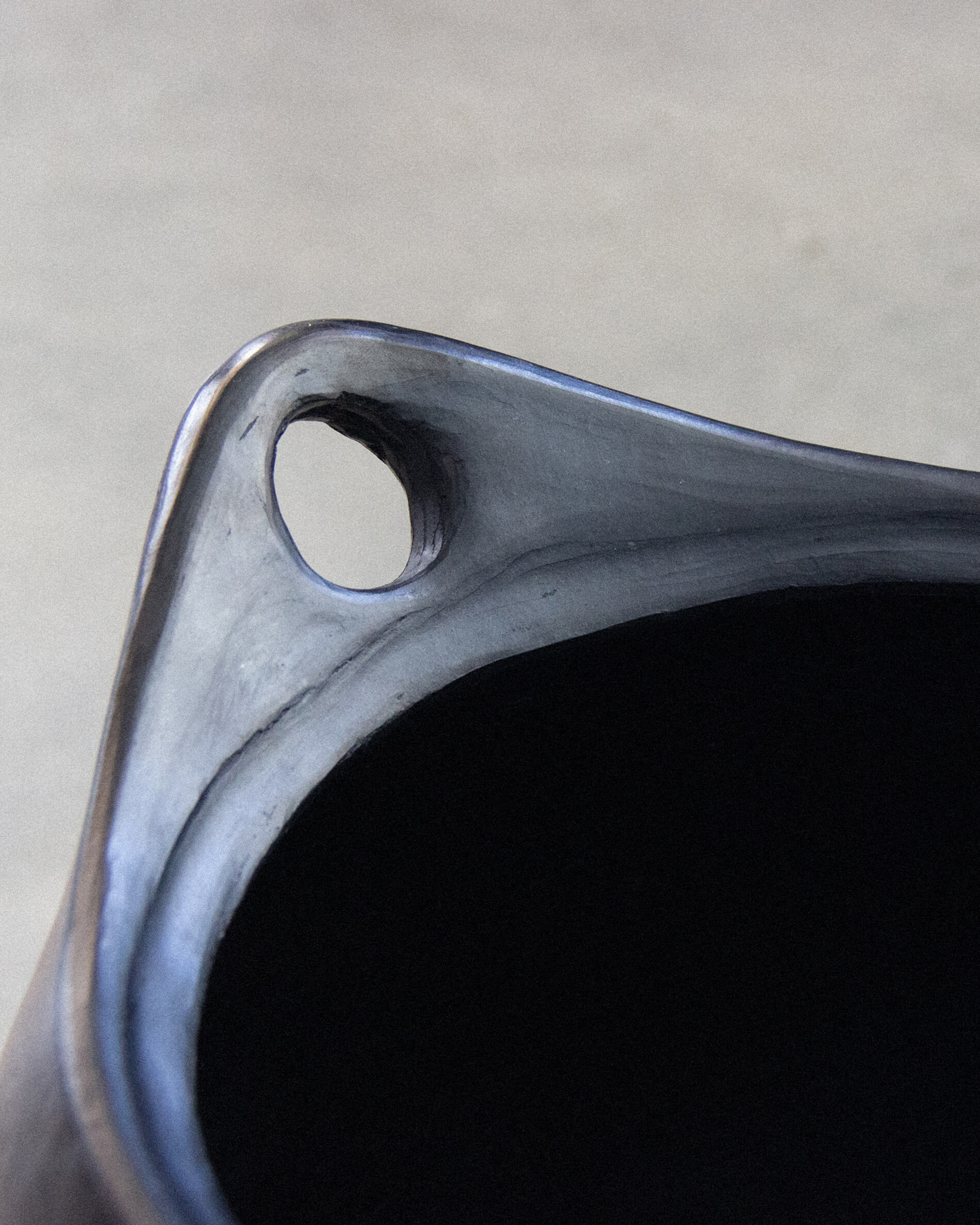 Chamba hoge ronde braadpan in zwarte klei