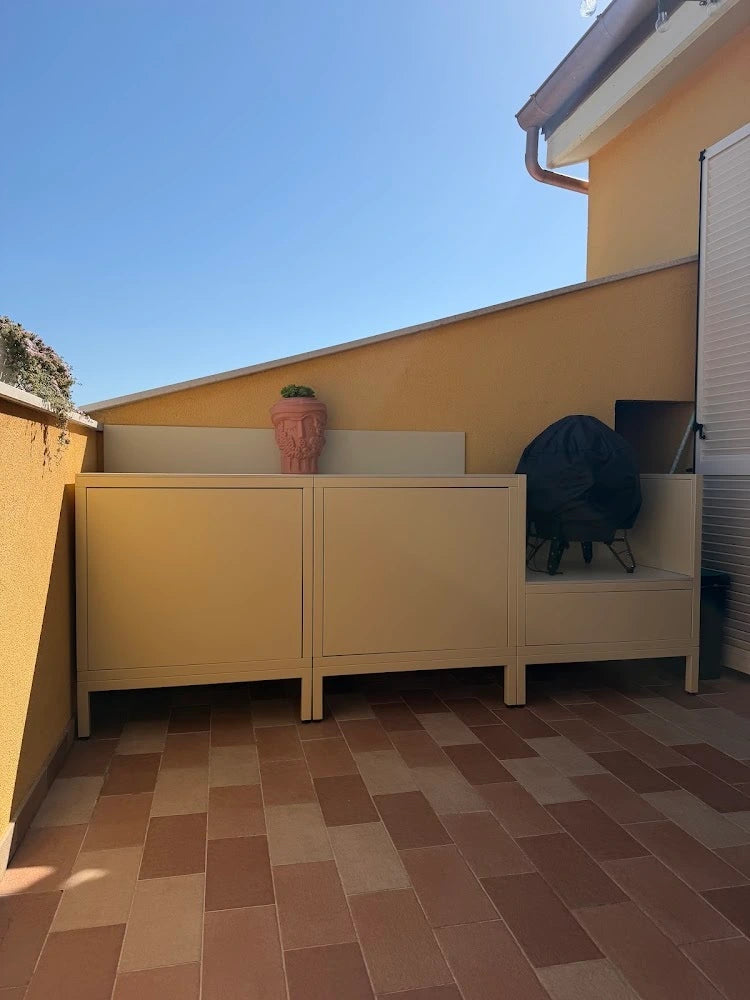 Cuisine extérieure modulaire PILOTIS coloris beige installée chez un client, portes fermées avec espace barbecue intégré