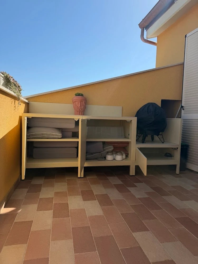 Cuisine extérieure modulaire PILOTIS coloris beige, portes ouvertes montrant les rangements intérieurs