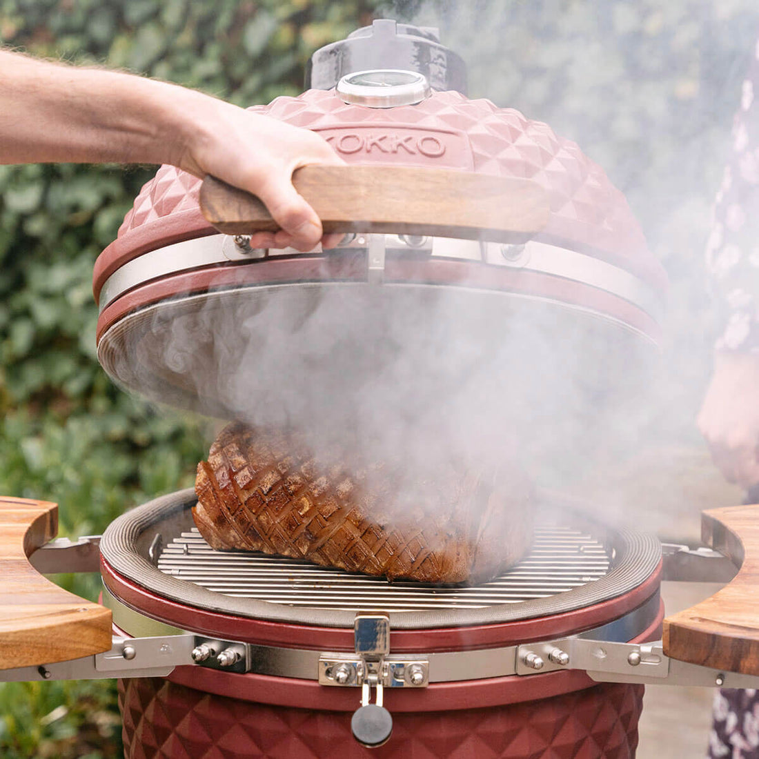 Viande qui fume au kamado Kokko