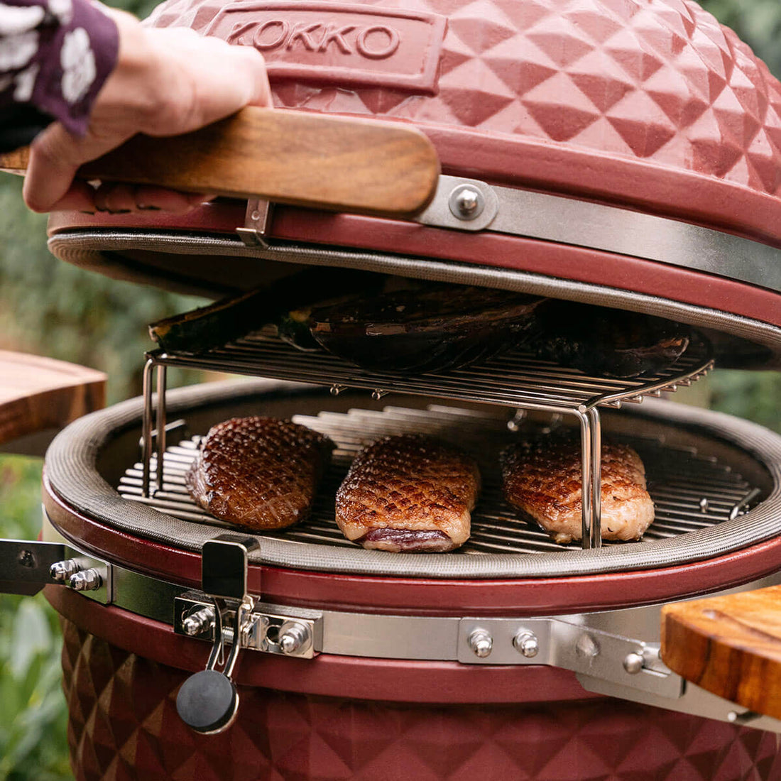 grille en inox et extension de grille en inox dans kamado rouge oxyde