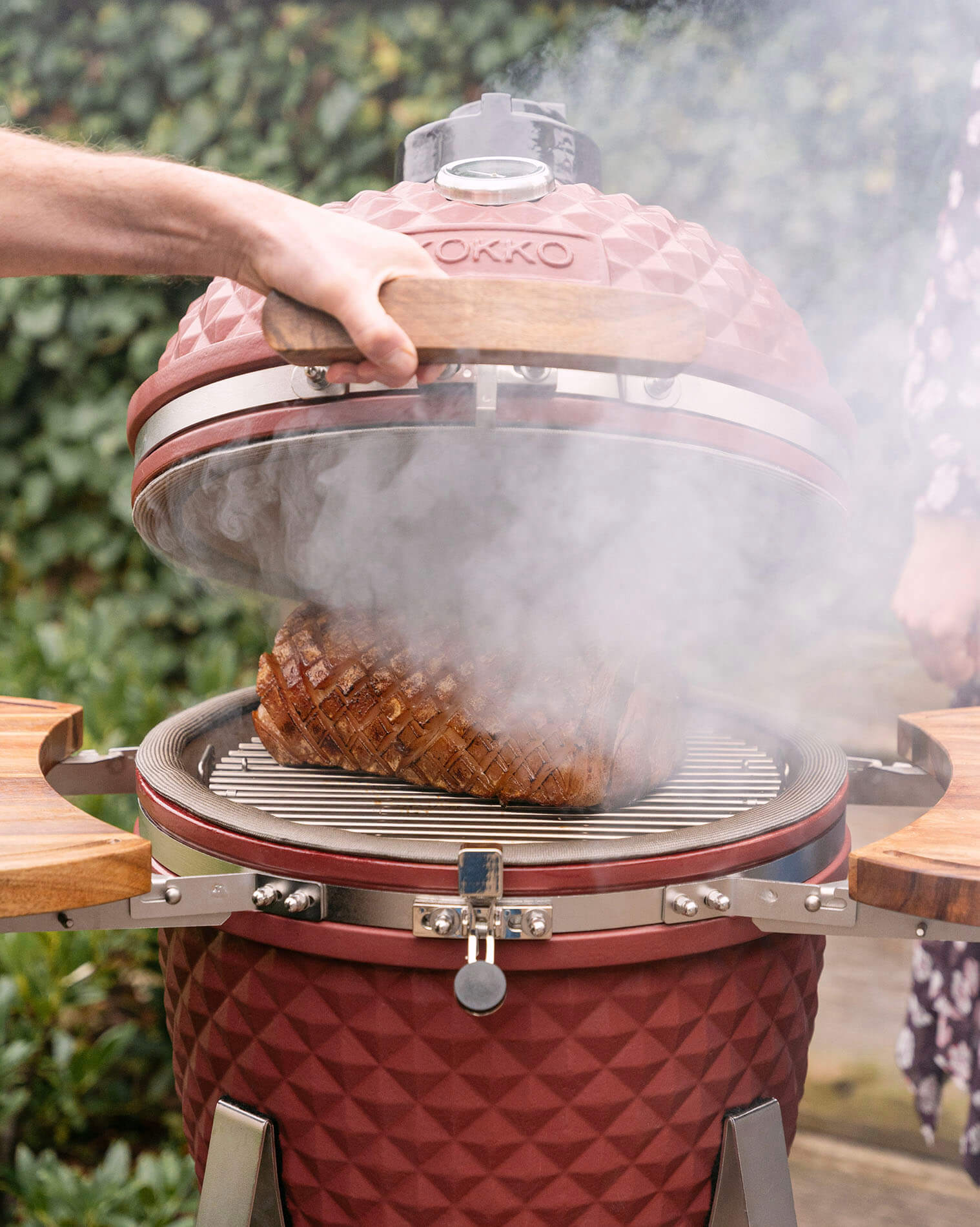 Kamado kokko ahumando óxido rojo