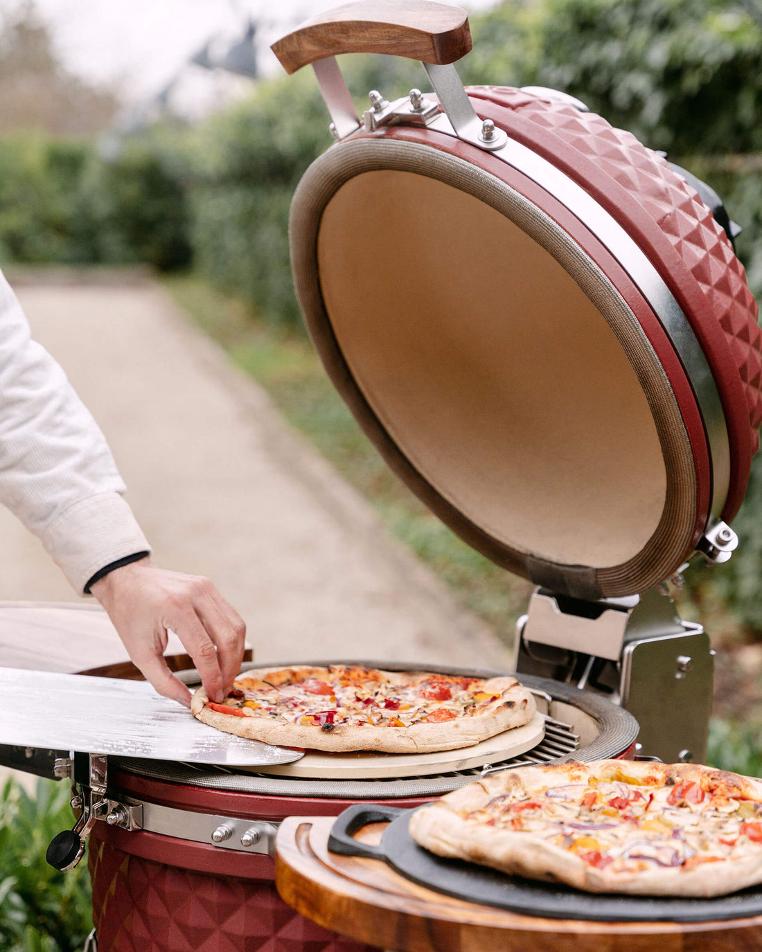 Pelle à pizza en inox et pizzas