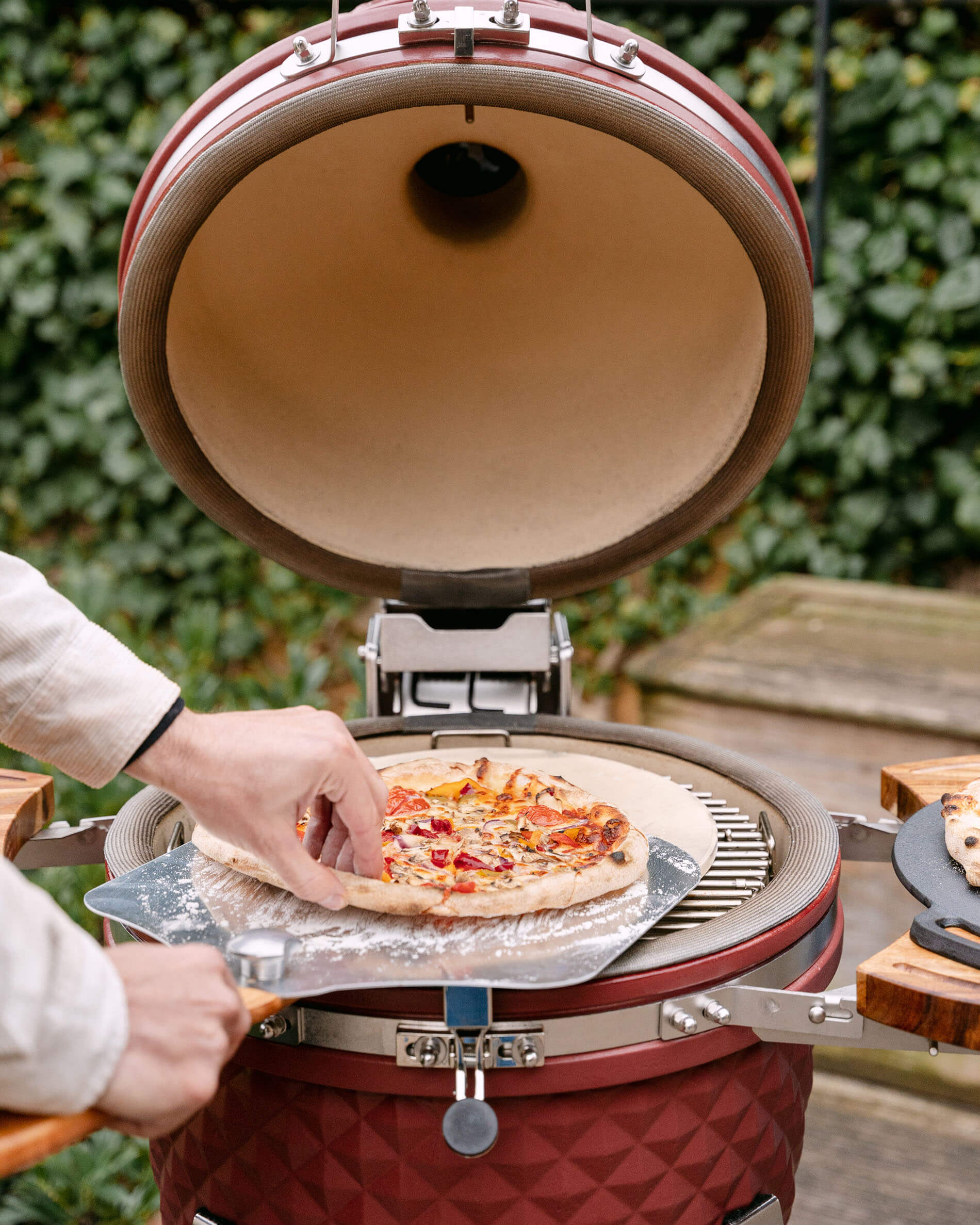 Pelle à pizza en inox et pizzas
