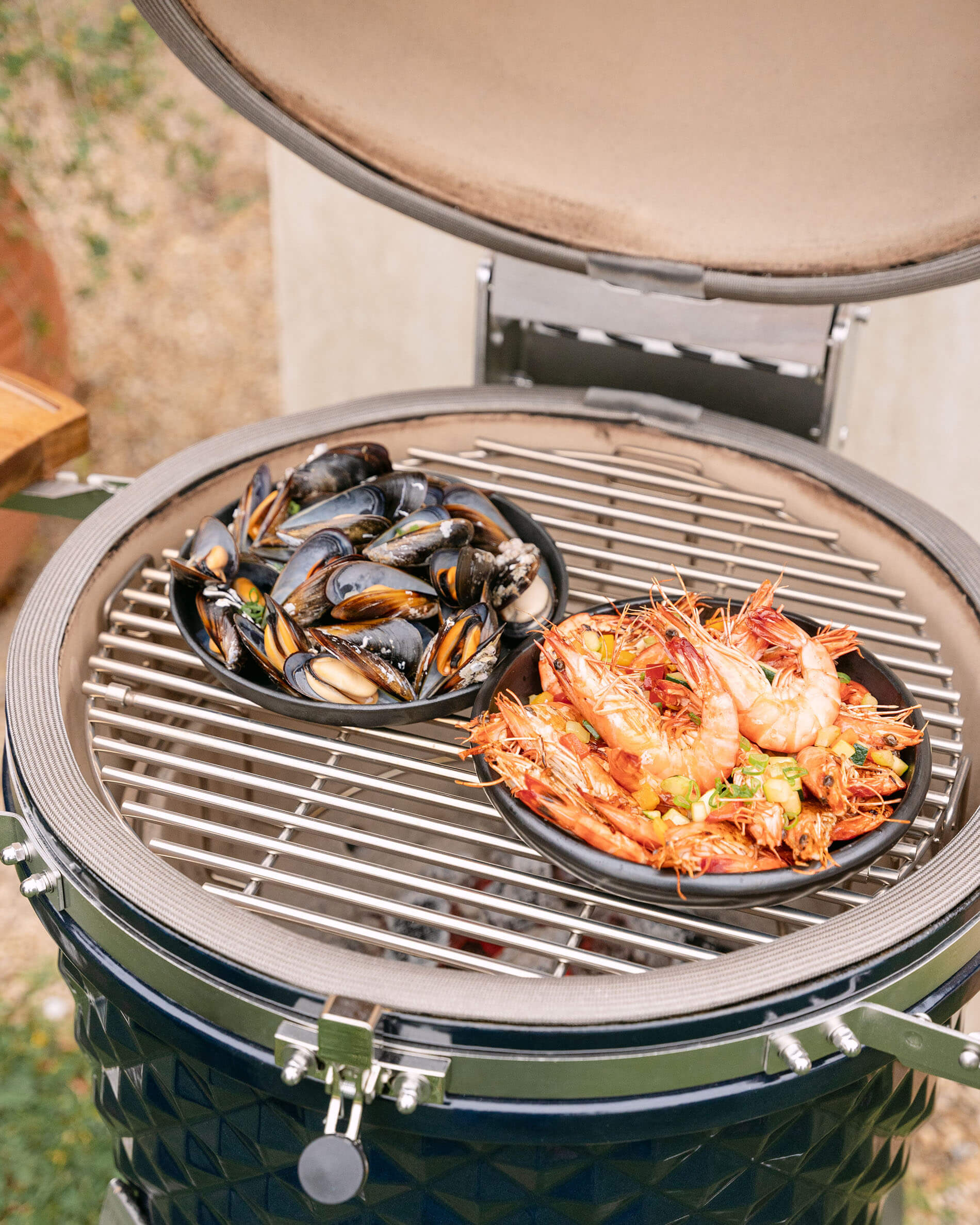 Gietijzeren pan op kamado