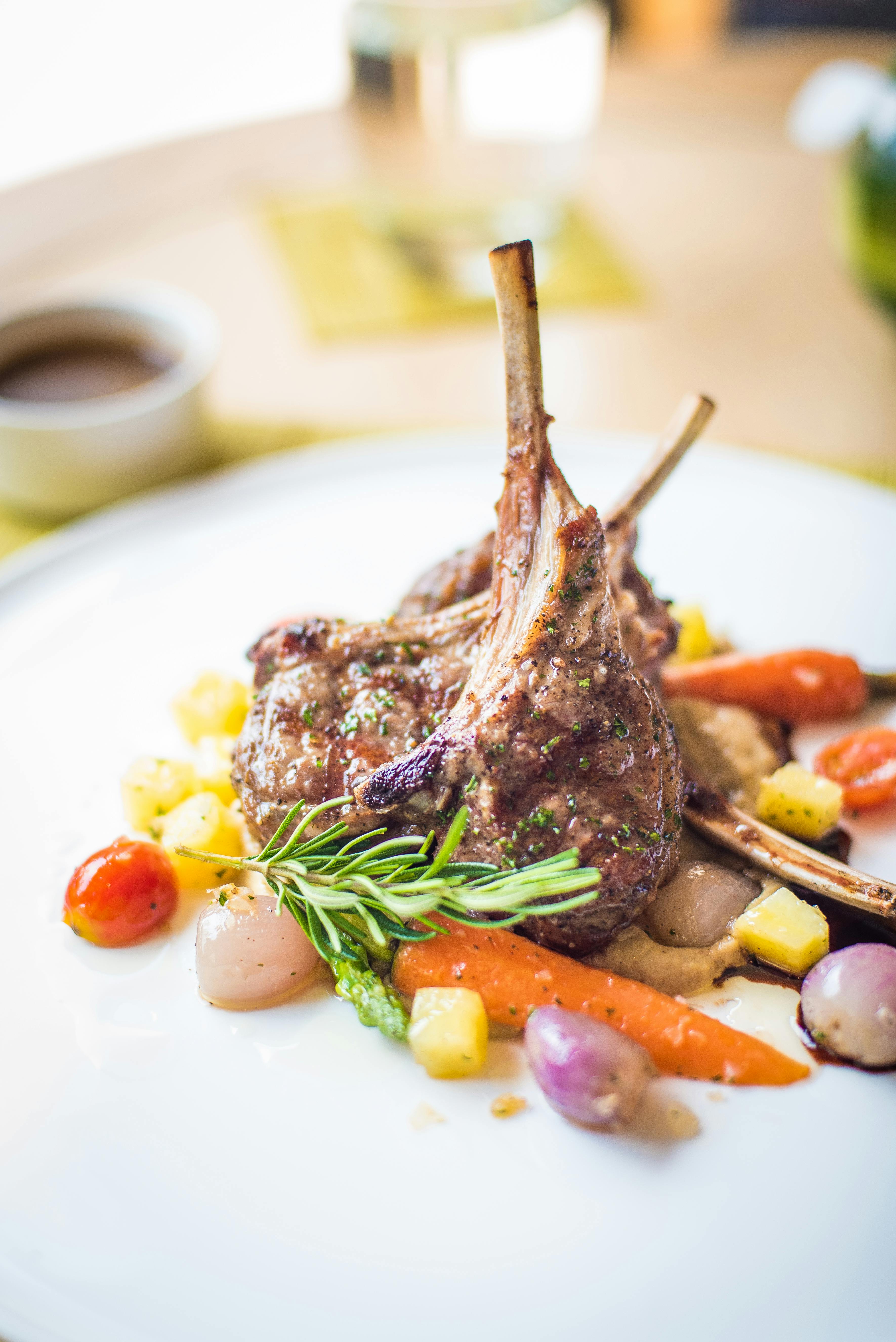 Épaule d’agneau confite au Kokko, petits légumes rôtis & sauce yaourt menthe-citron