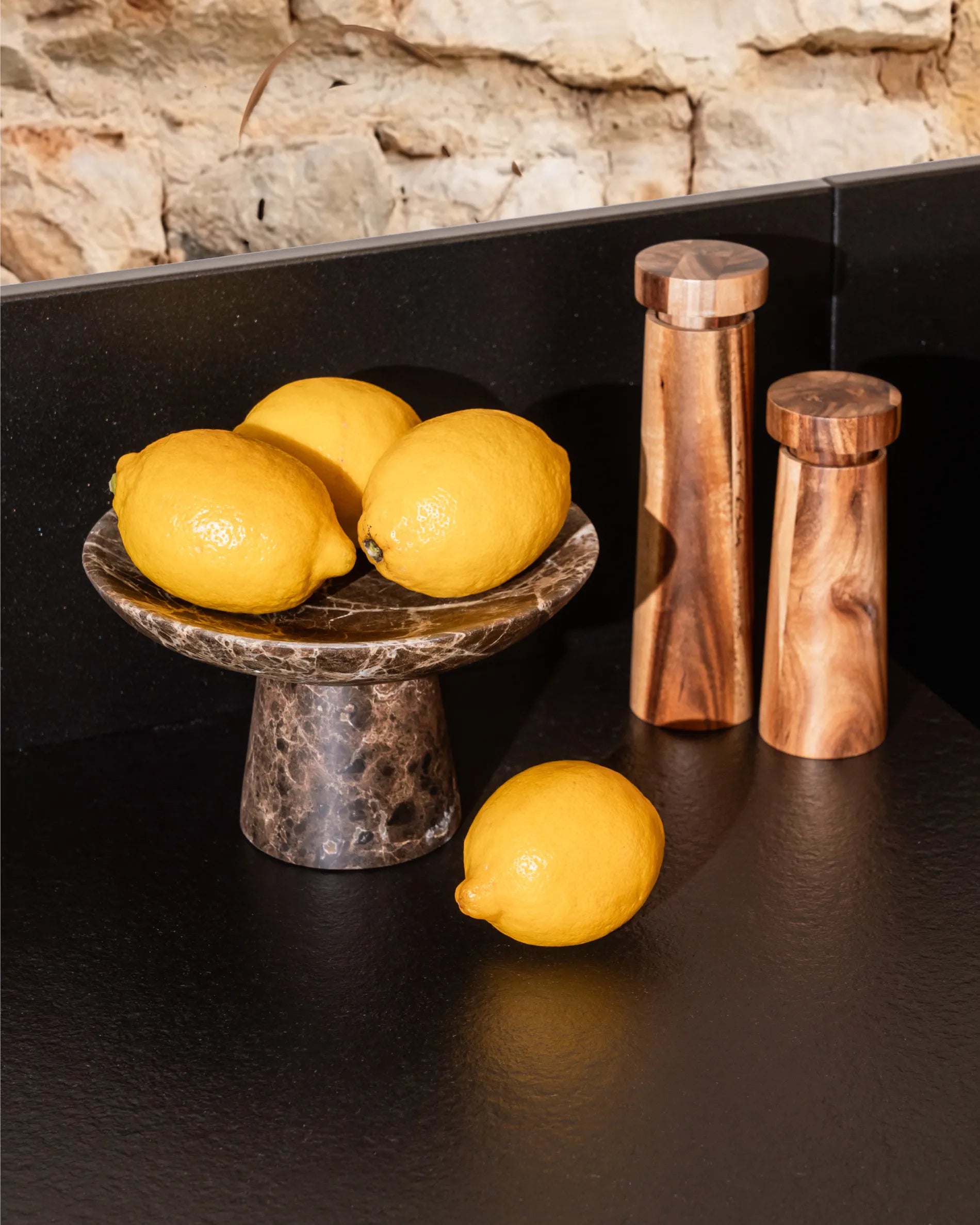 Plateau noir module Classic PILOTIS avec citrons et moulins à épices en cuivre, gros plan