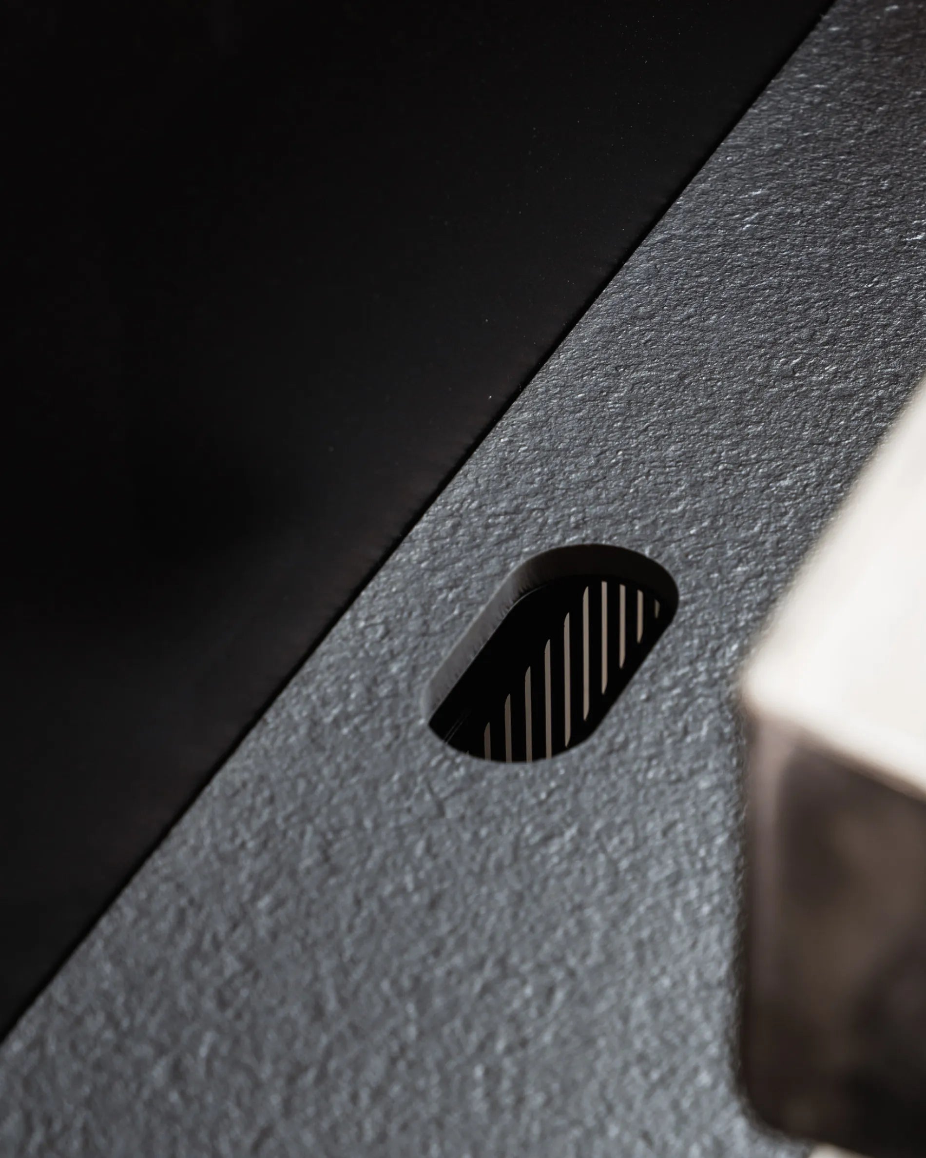 Découpe ovale du plateau noir module Plancha PILOTIS, gros plan texture effet ardoise