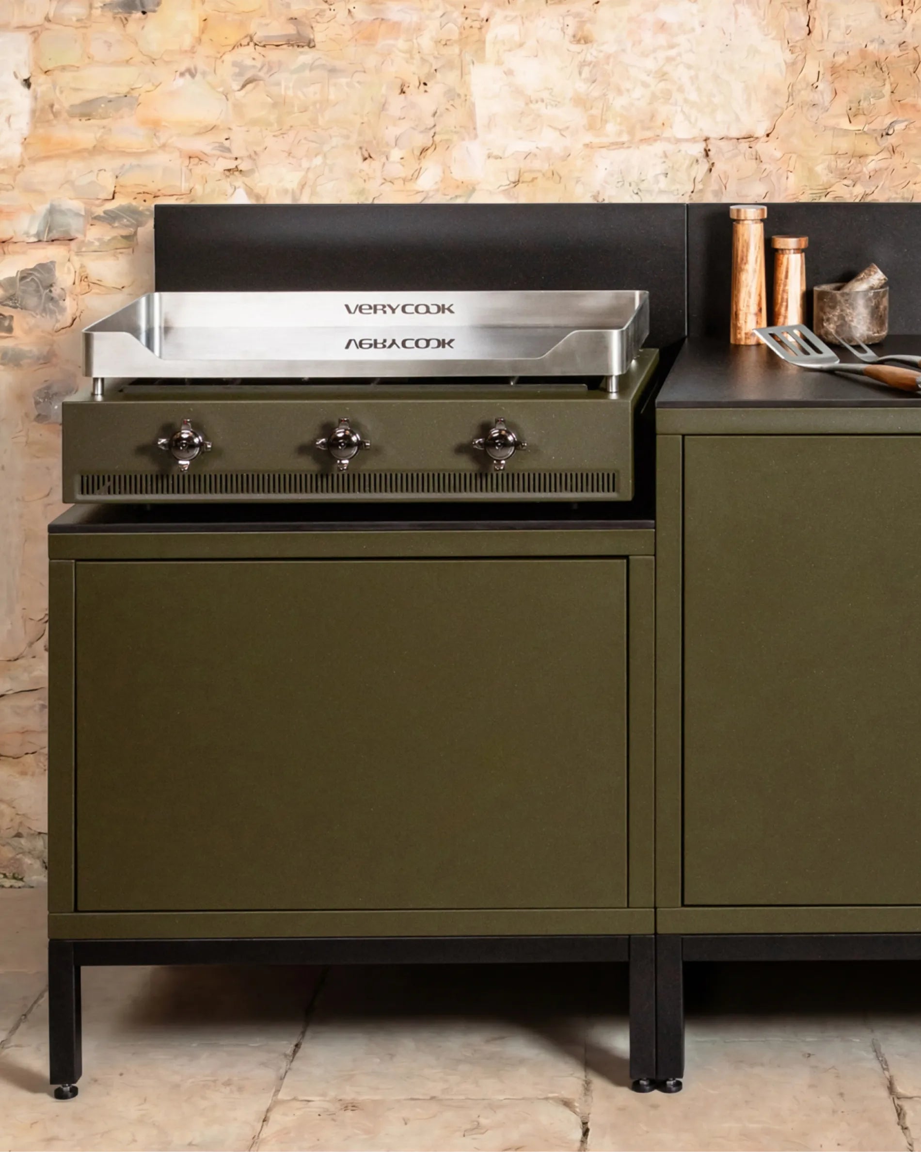 Plancha Verycook installée sur un module vert olive PILOTIS, cuisine extérieure avec accessoires en cuivre