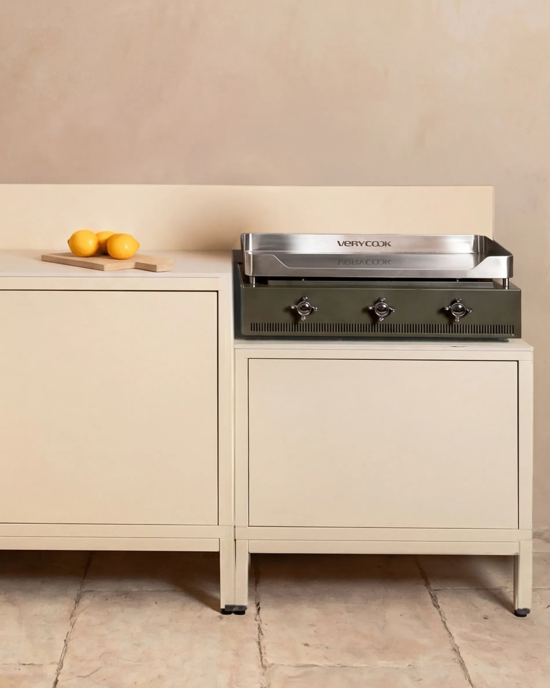 Plancha Verycook installée dans caisson beige crème PILOTIS, cuisine extérieure