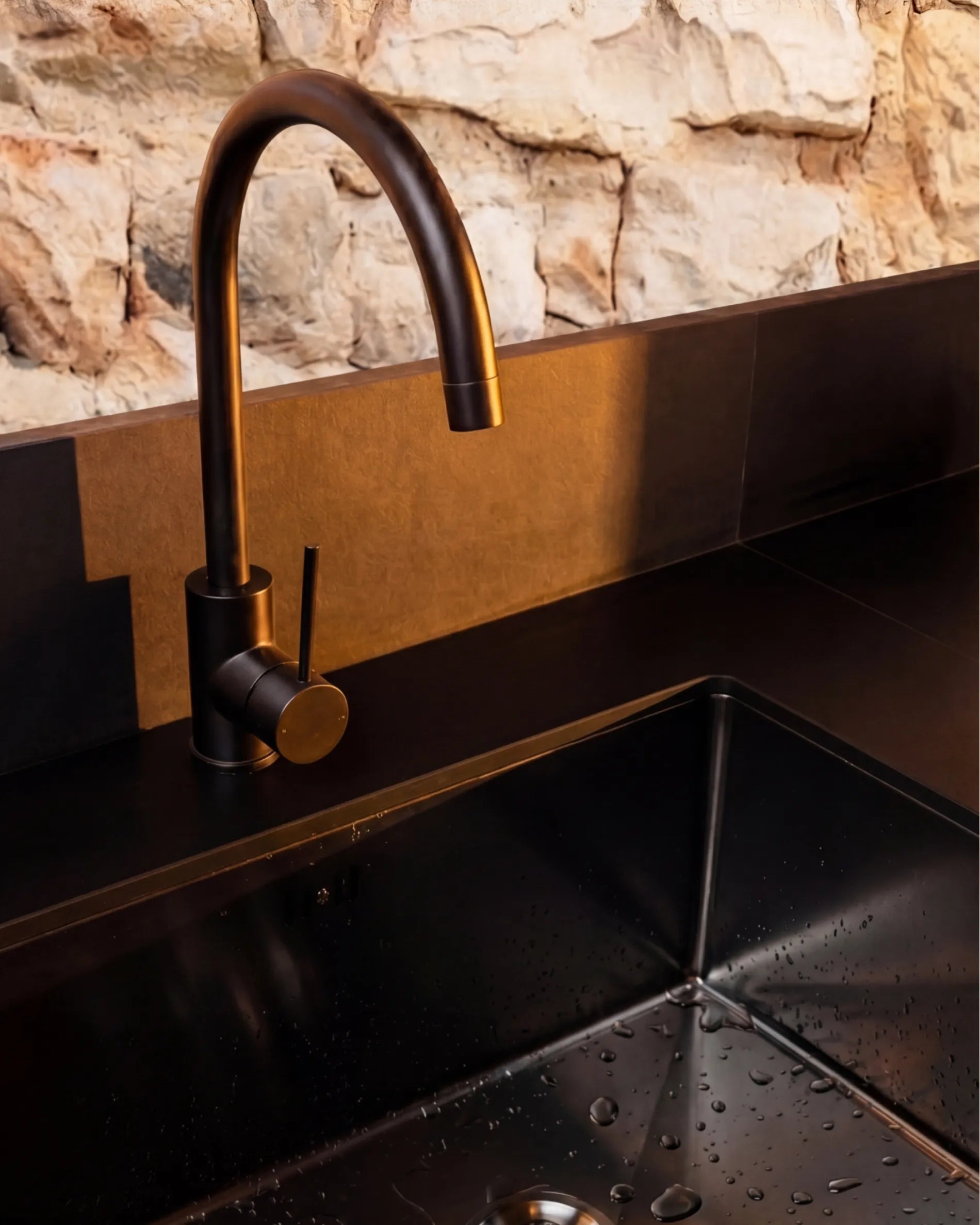 Vasque noire et robinet finition bronze du module Évier PILOTIS, gros plan