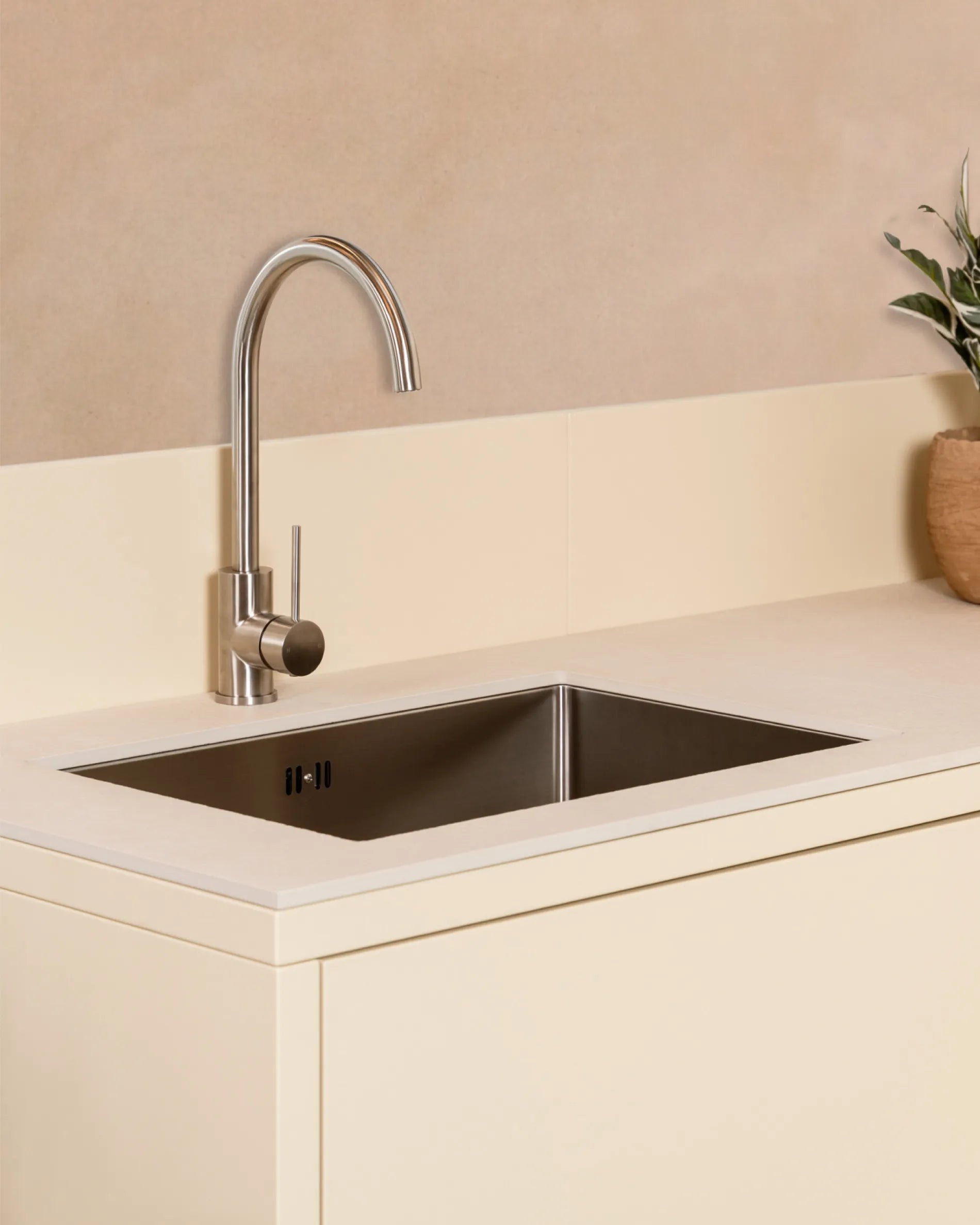 Caisson beige crème module Évier PILOTIS avec robinet chromé, cuisine extérieure