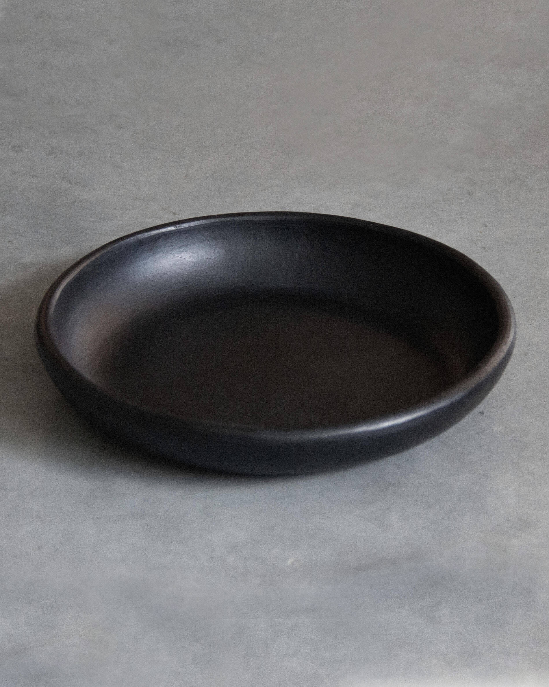 Assiette en argile noire Chamba
