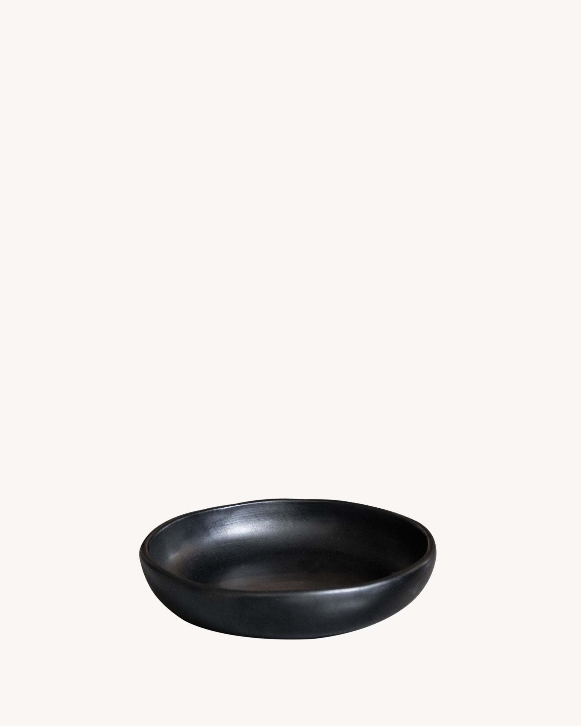 Assiette en argile noire Chamba