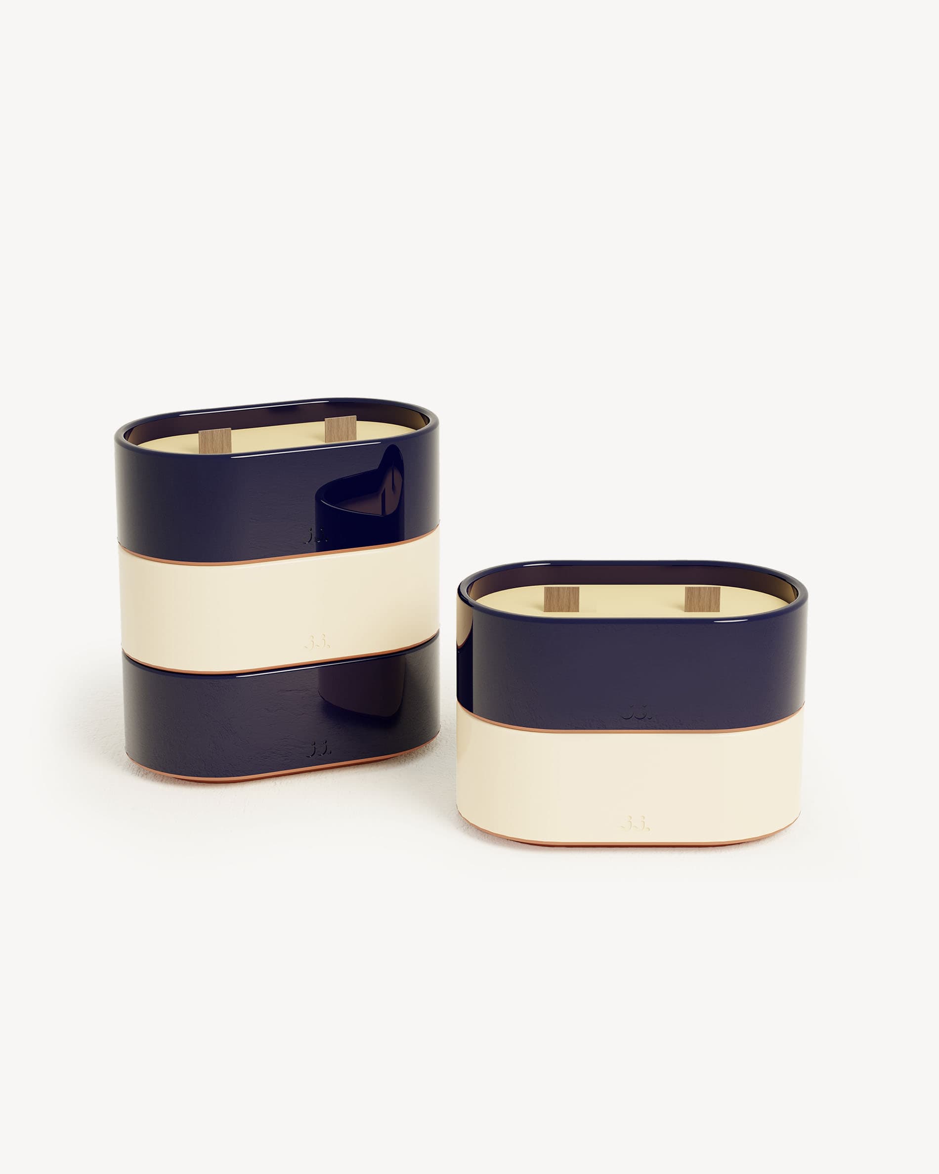 Bougie Totem S en céramique bicolore beige ivoire et bleu marine, parfumée à la citronnelle avec des notes de citron et de sel de mer.