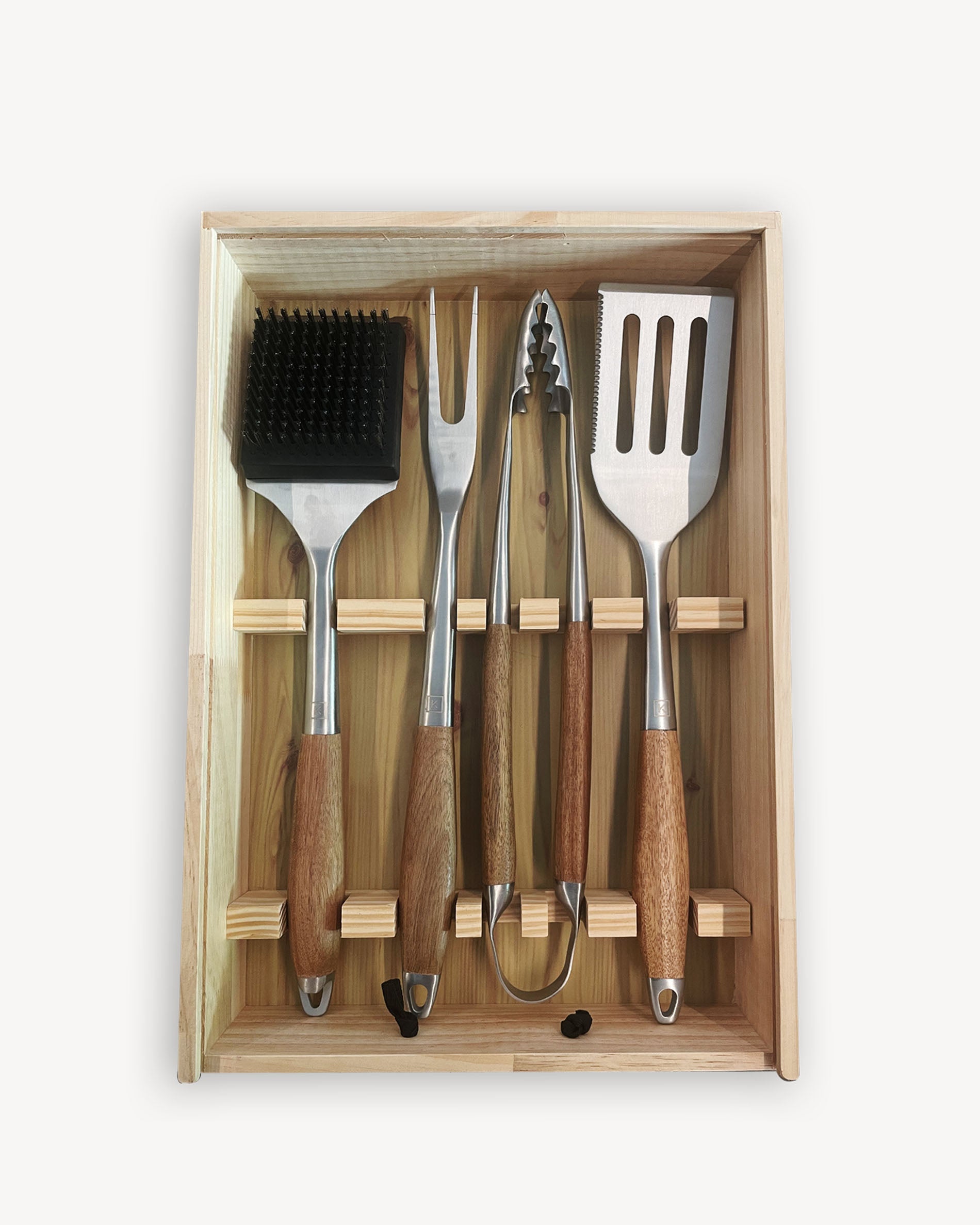 Quatre ustensiles inox et bambou dans coffret en bois