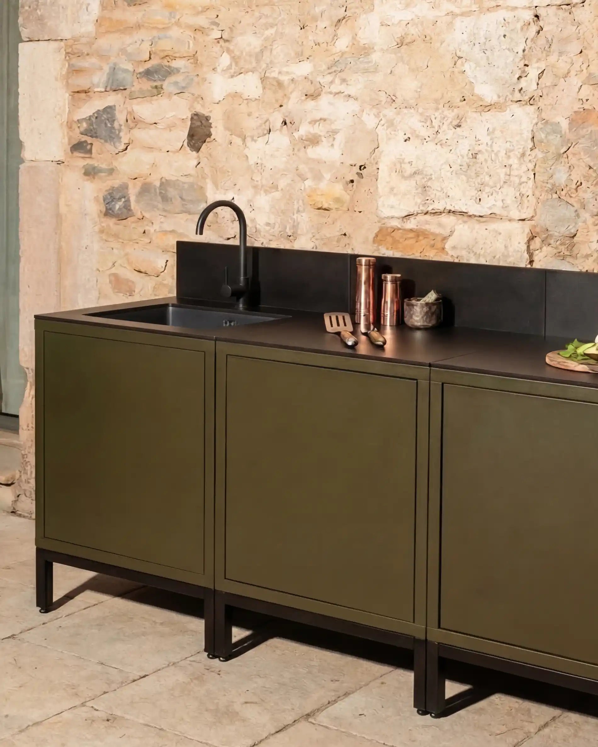 Module évier Kokko olive avec robinet noir et rangements