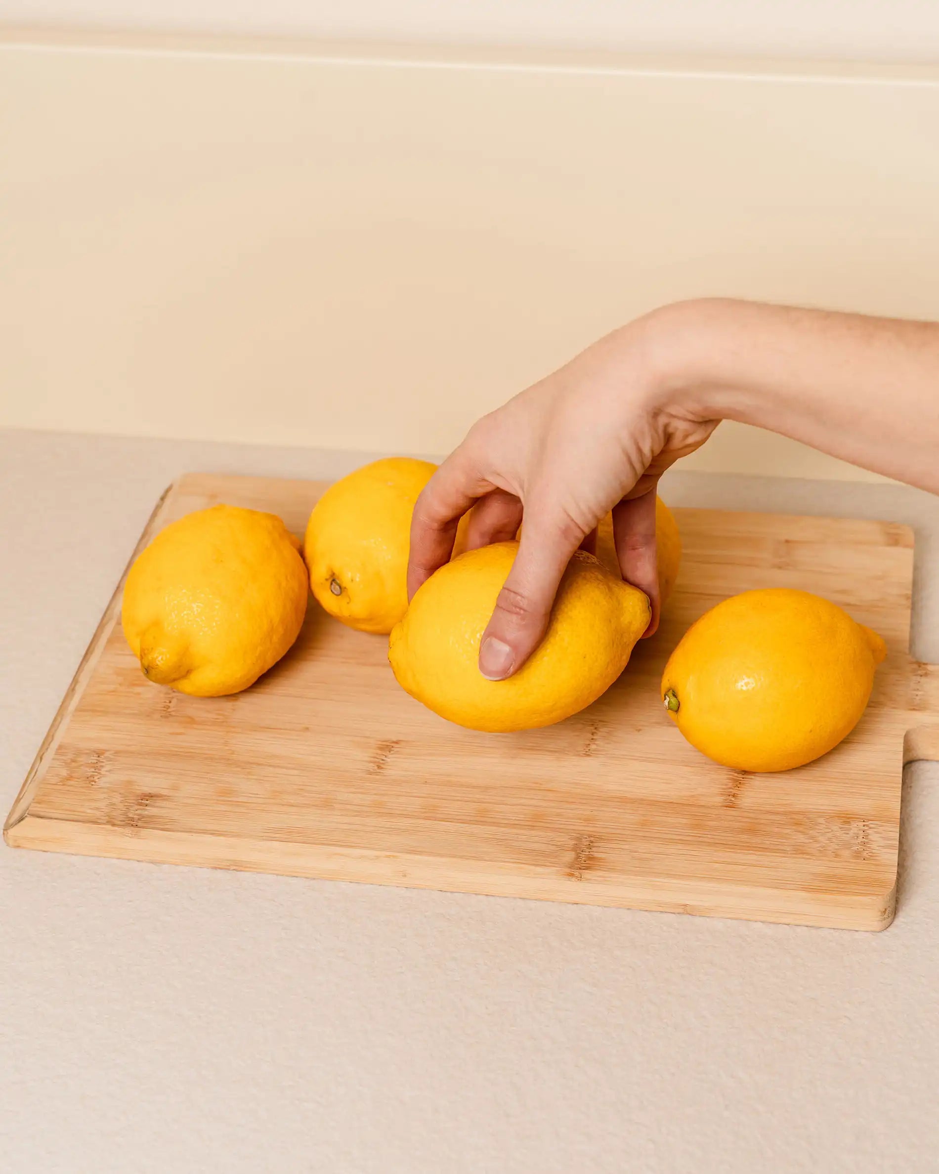 Découpe de citrons sur plan de travail cuisine extérieure Pilotis