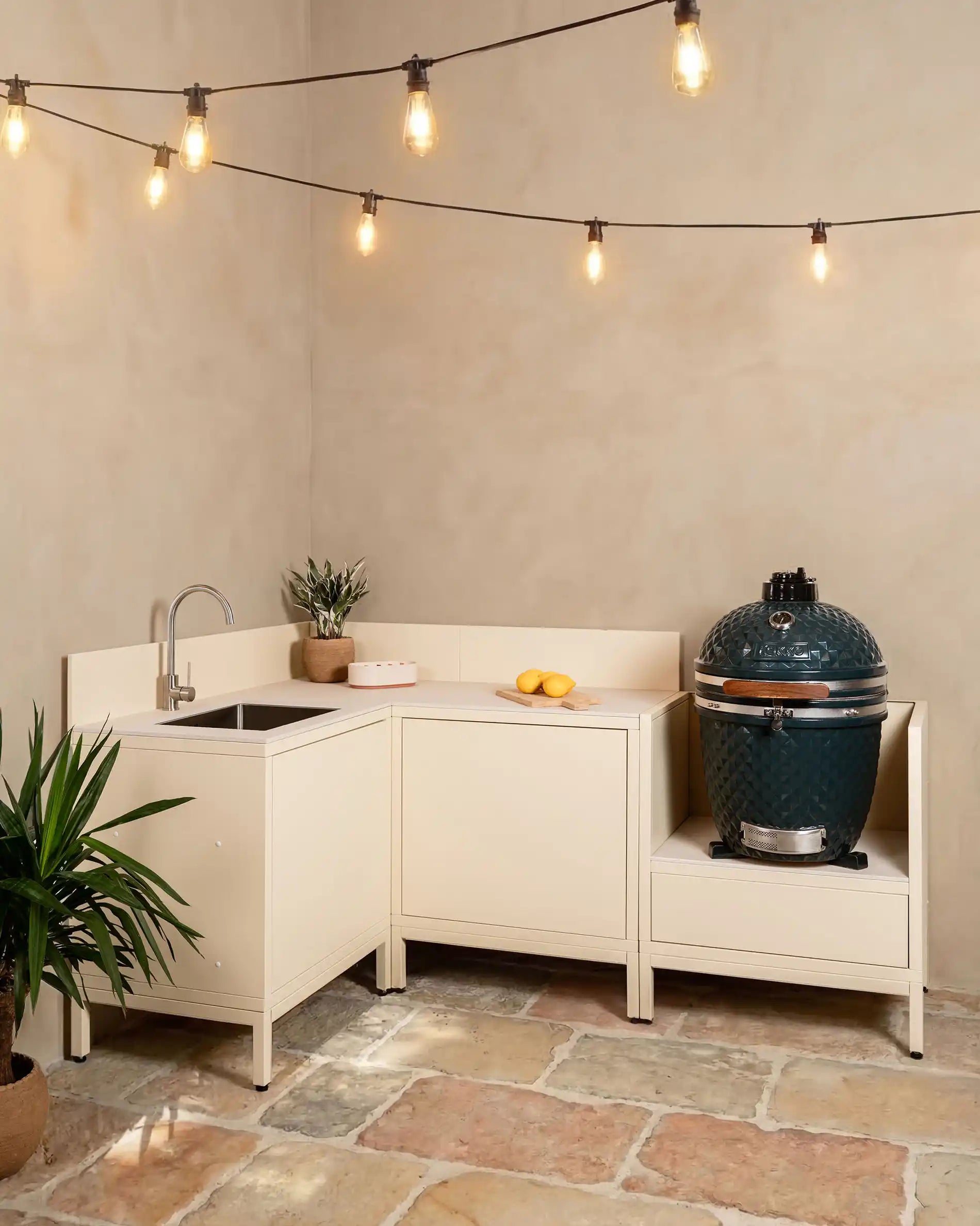 Cocina exterior PILOTIS - 4 módulos, fregadero de acero inoxidable y módulo esquinero para Kokko