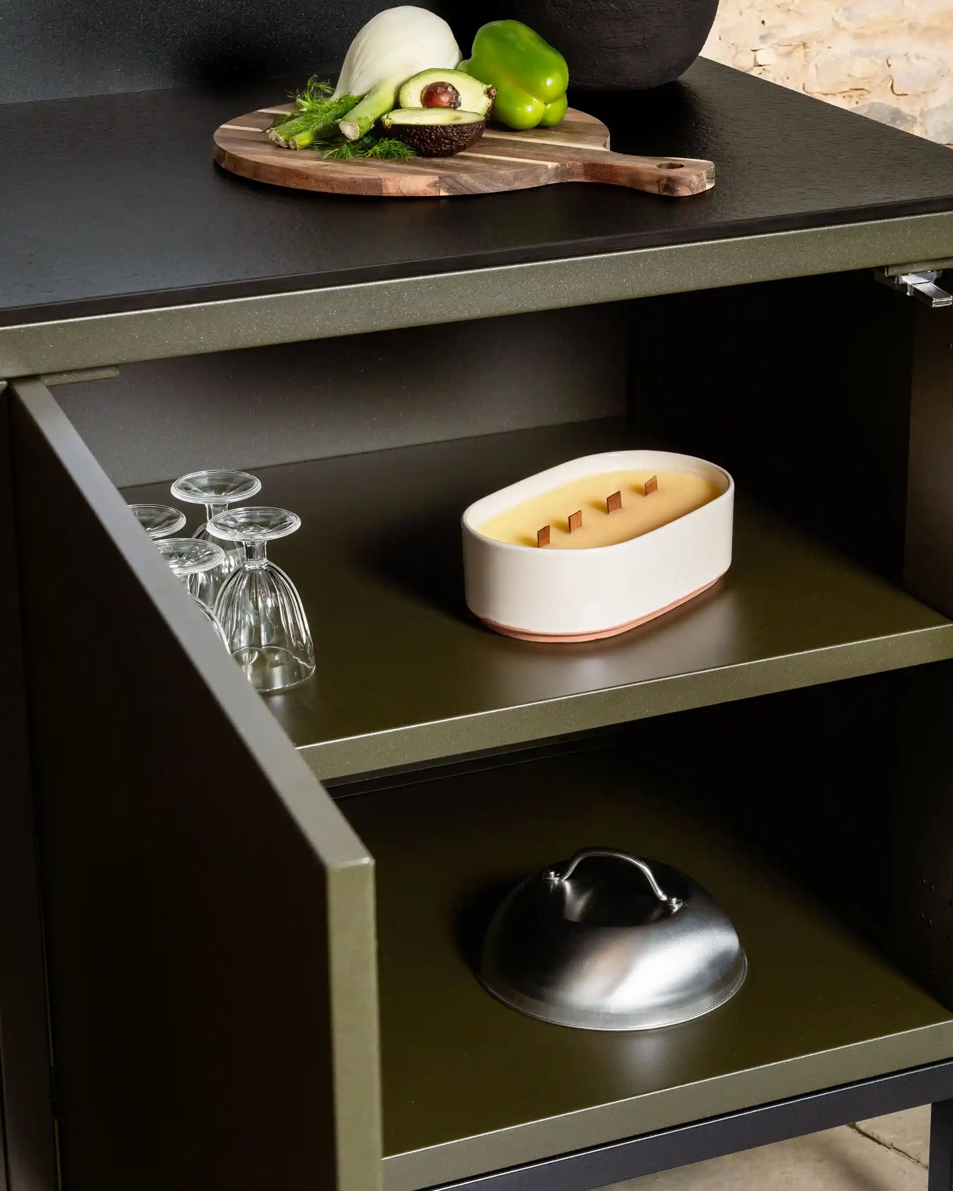 Cuisine extérieure Kokko Pilotis coloris olive avec rangements