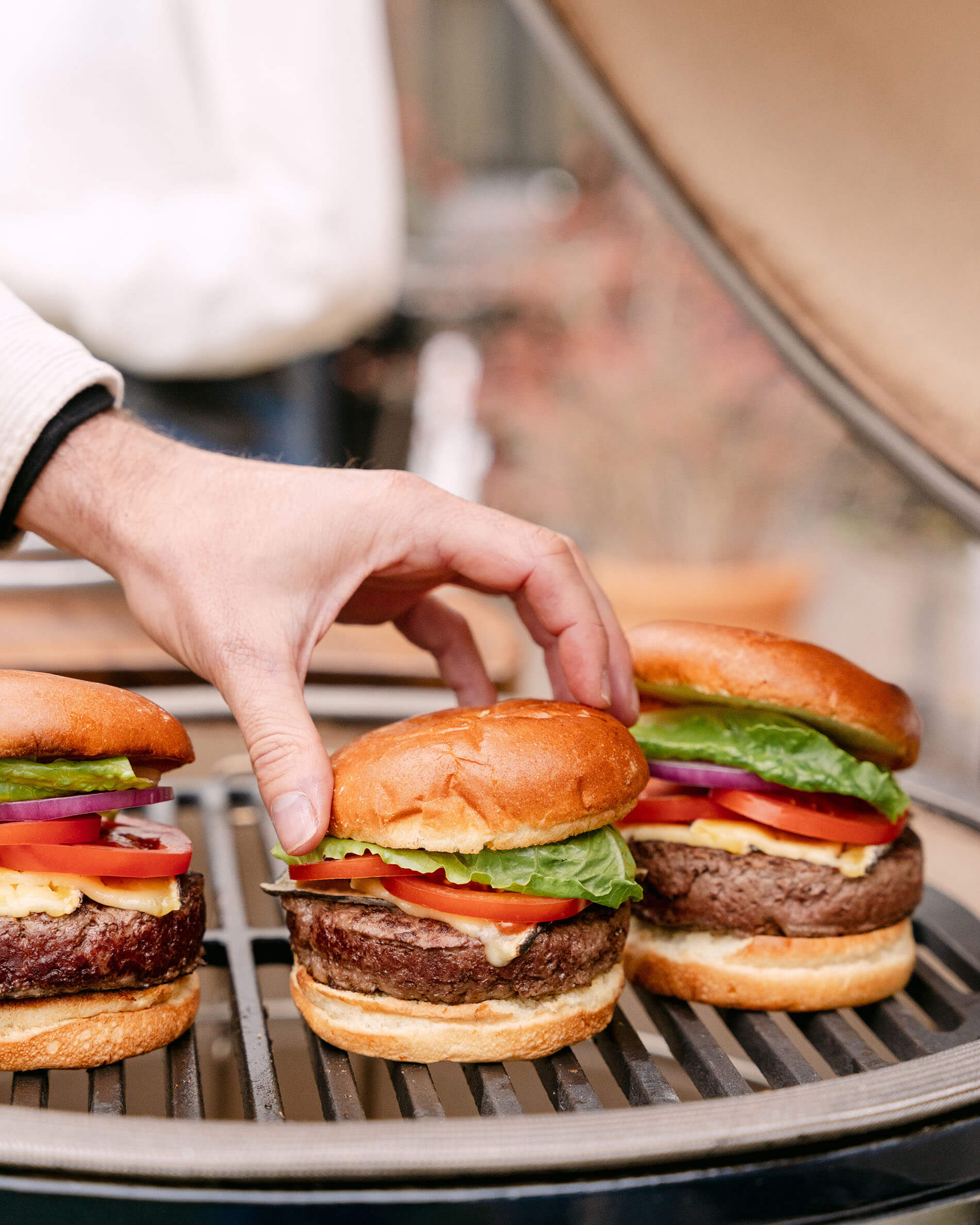 Grille en fonte avec hamburgers