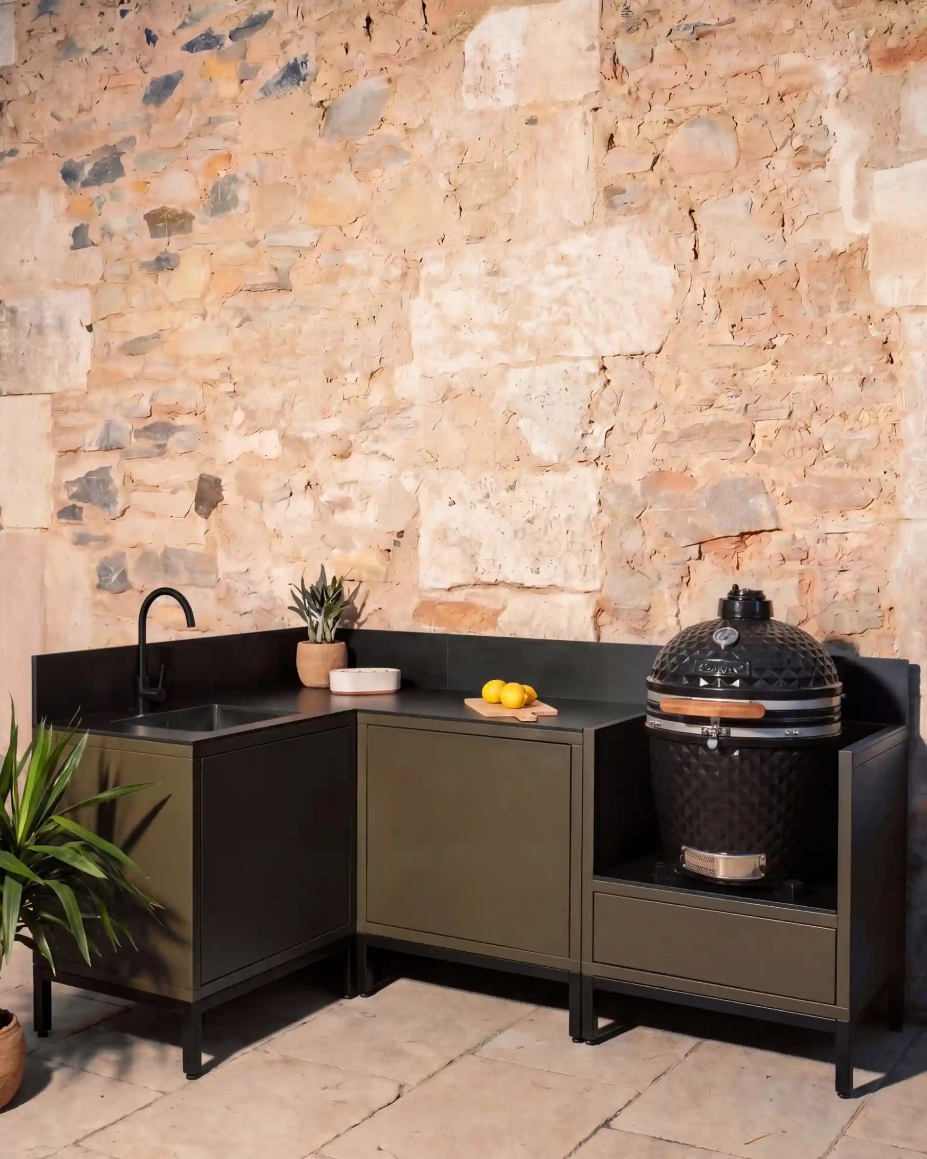 Cuisine extérieure Kokko olive en angle avec évier noir et kamado