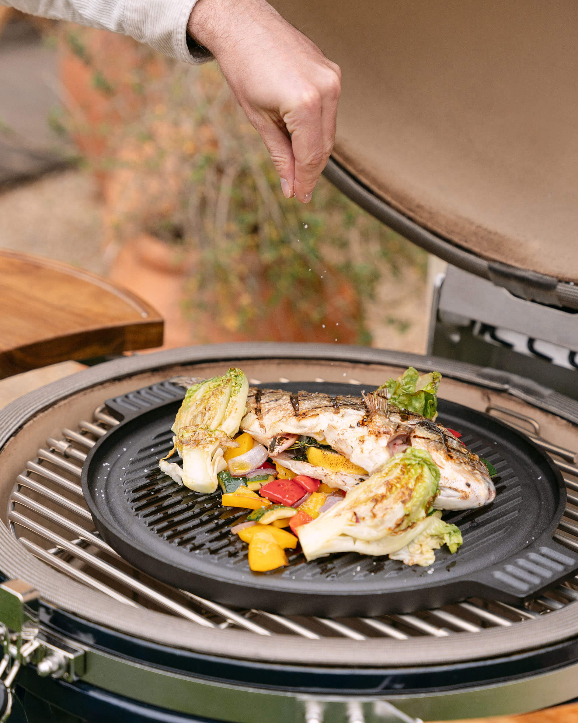 Plaque de cuisson plancha en fonte sur kamado