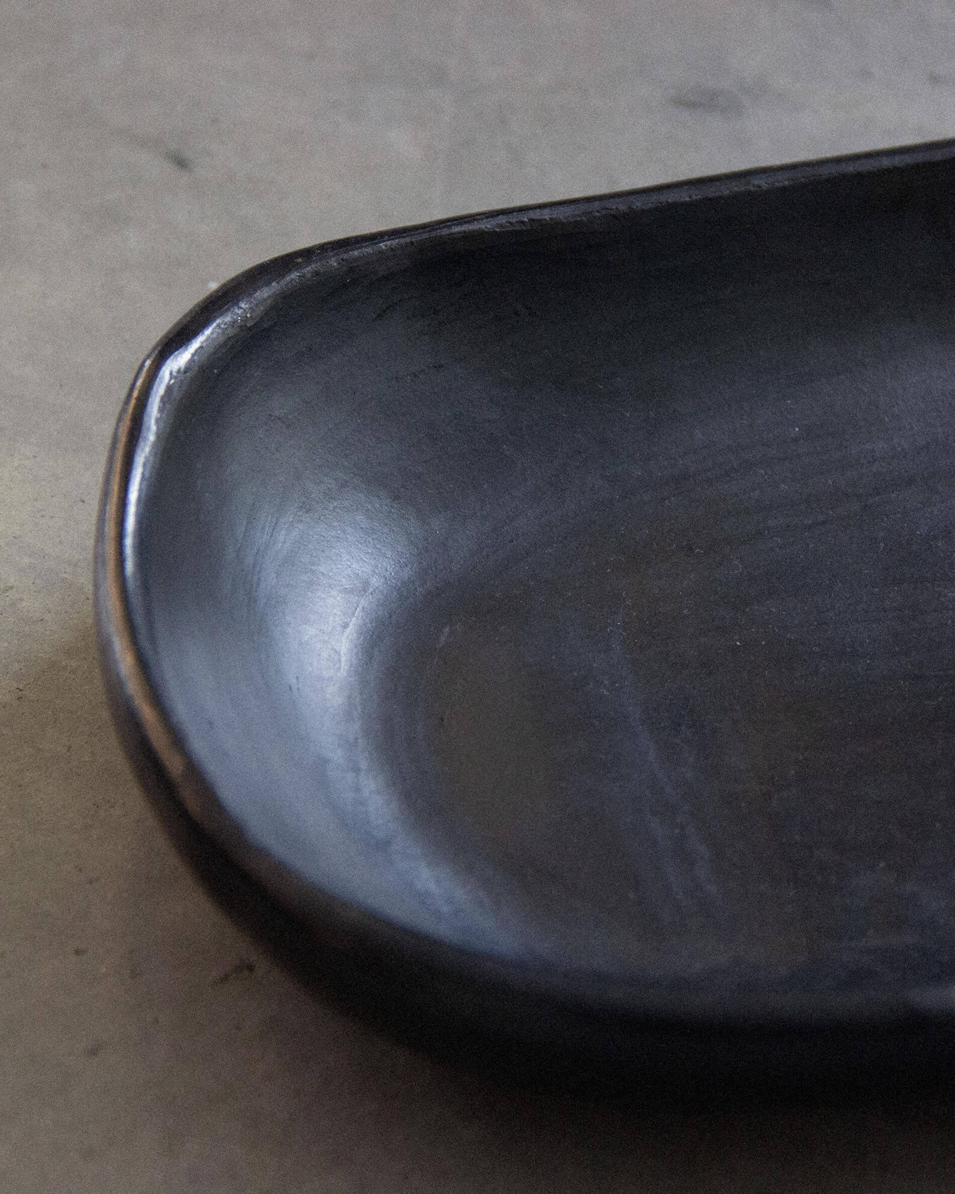 Plat à cake en argile noire Chamba