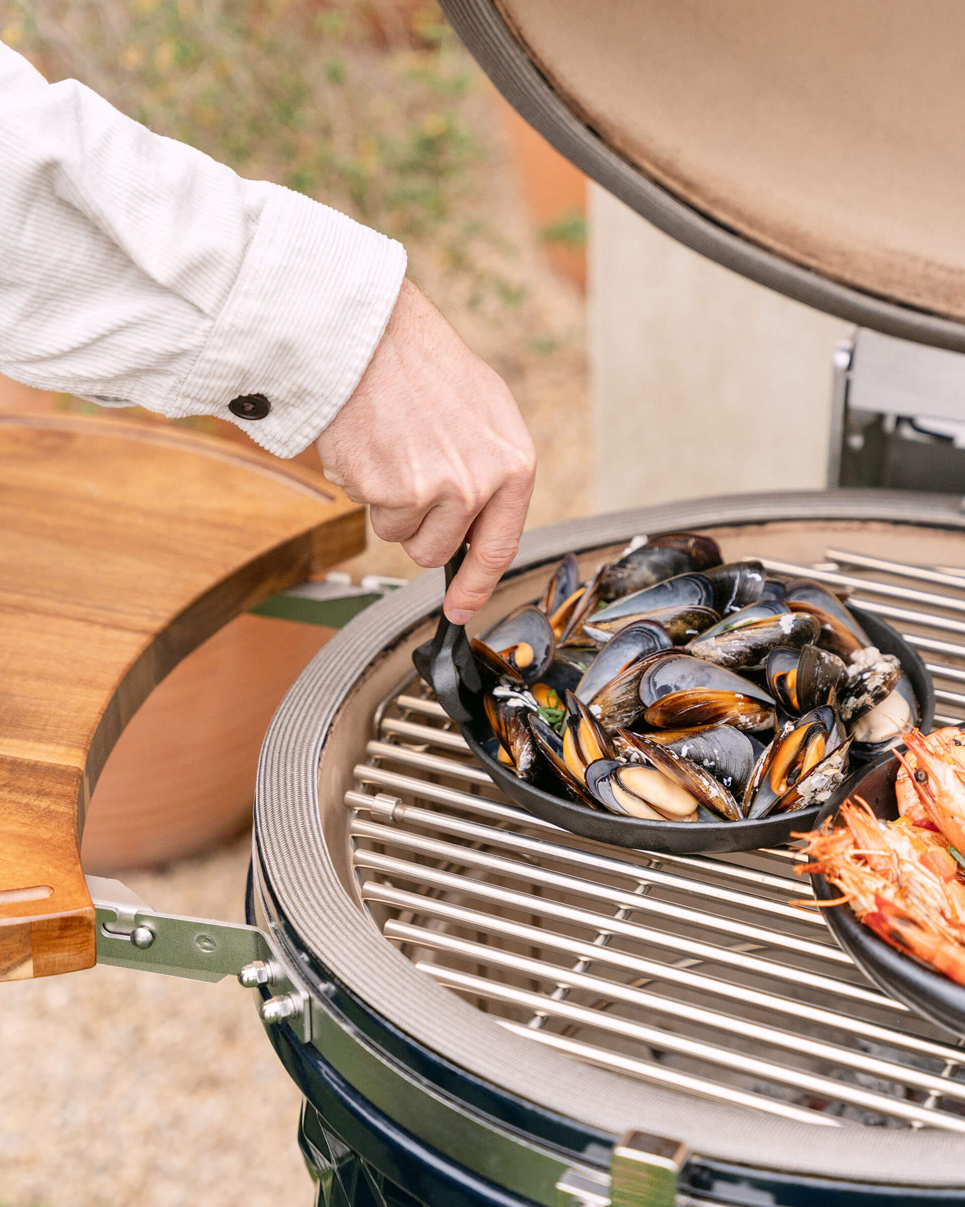 Poelon en fonte sur kamado