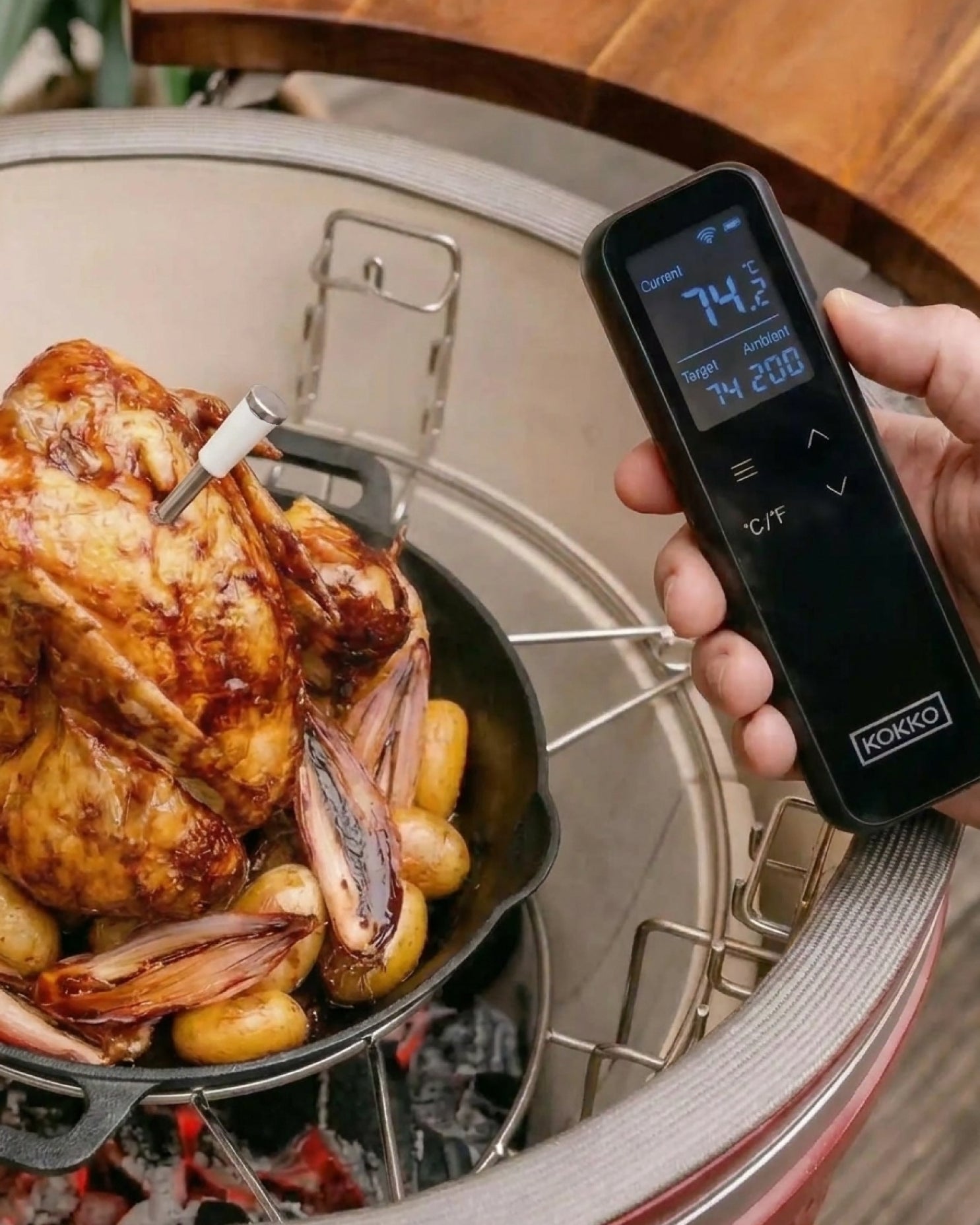 Thermomètre sonde connecté utilisé sur un kamado Kokko en cuisson