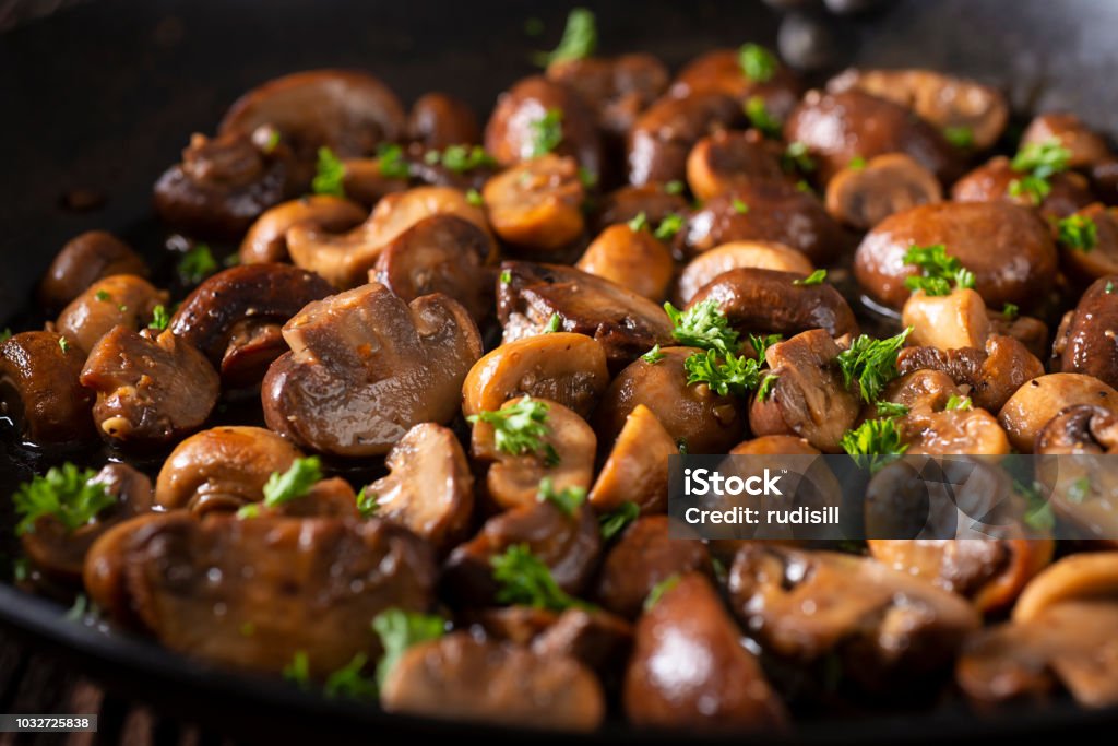 gebratene braune Champignons Petersilie