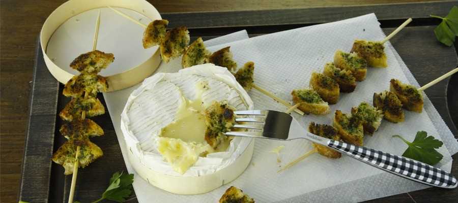 Melting Camembert with garlic croutons