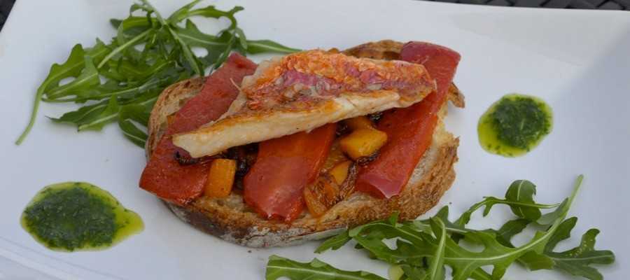 Bruschetta peppers and red mullet fillets