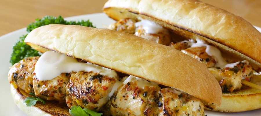 kebab de pollo picante y salsa blanca