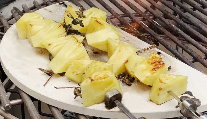 Flambeed pineapple skewer “Mojito”