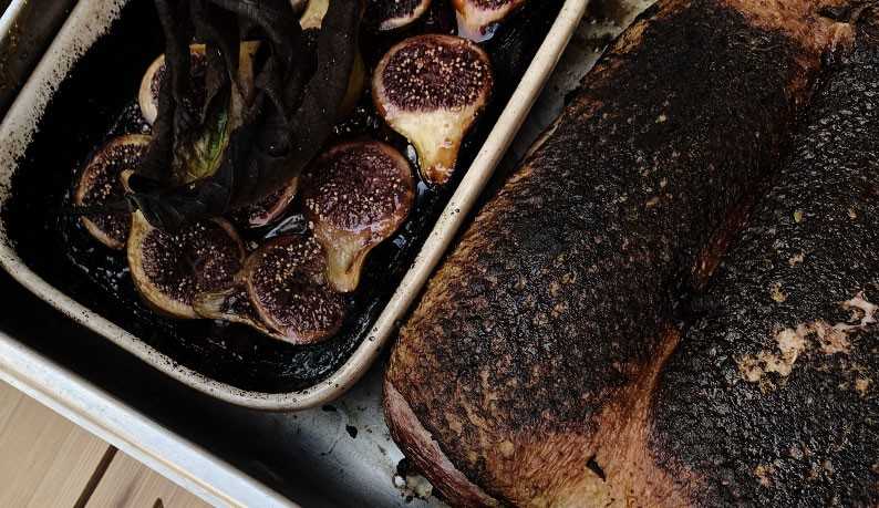 Patinho de pato cozinhado em folhas de figo, figos semi-fumados