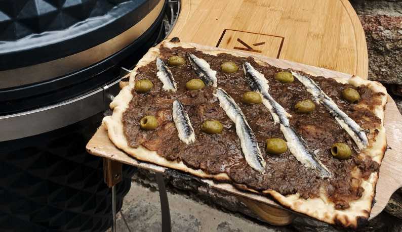 Pissaladière aux anchois et olives