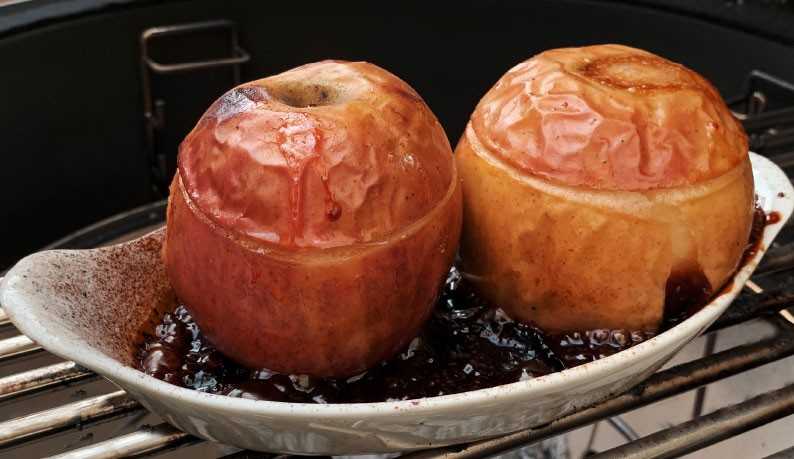 Apples stuffed with caramel cooked "in the fire"
