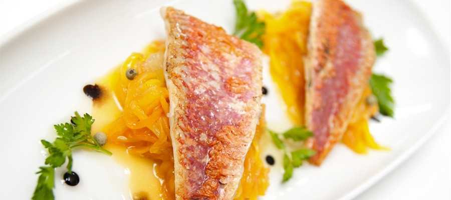 Filetes de salmonete numa cama de manga