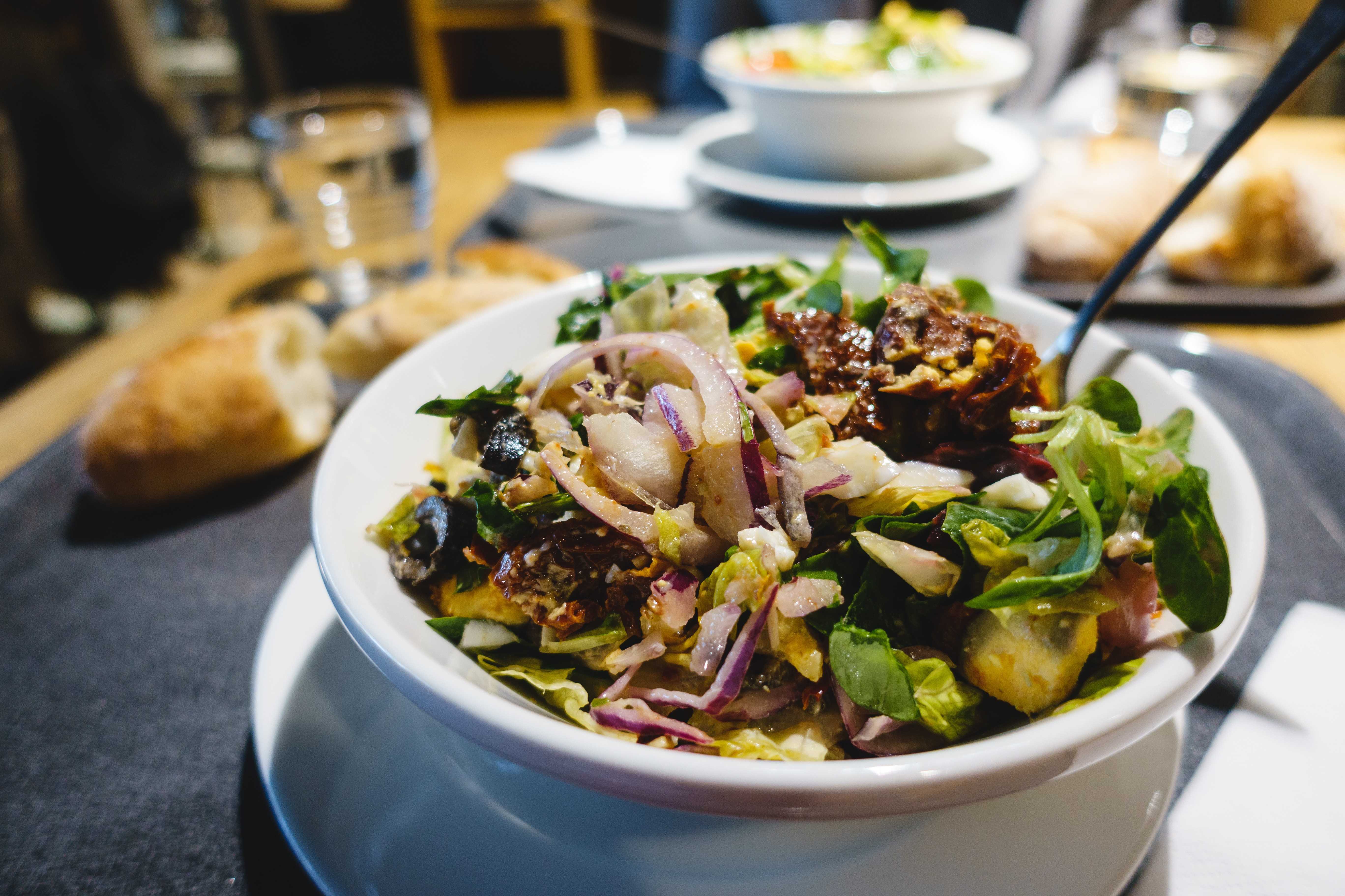 Salada de legumes com sardinhas fumadas