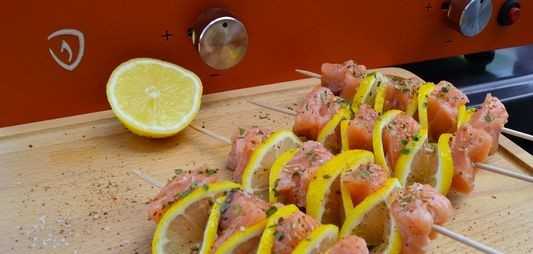 Espetadas de salmão com limão