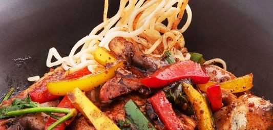 Frango no wok com molho de soja
